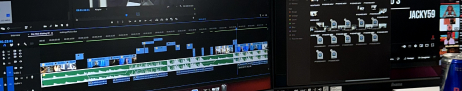 Une image représentant l'écran de deux moniteurs et affichant le logiciel Adobe Premiere Pro ainsi que les fichiers vidéos.