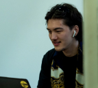 Une image représentant un étudiant de l'atelier en train de travailler sur son ordinateur.