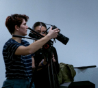 Une image représentant deux étudiantes de l'atelier en train de filmer une scène.