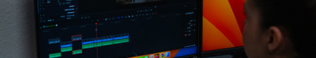 Une image représentant l'écran d'un moniteur affichant le logiciel Adore Premiere avec une étudiante de l'atelier devant.