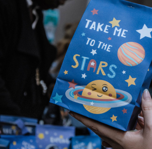 pochette bleue avec écrit 'take me to the stars' dessus