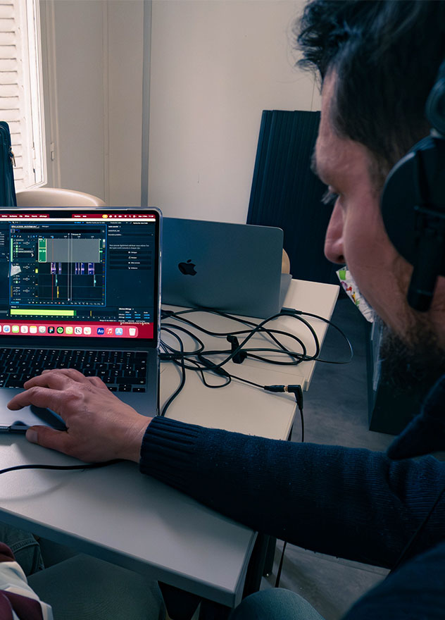 Intervenant écoutant la création de son élève