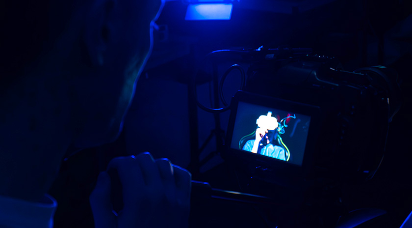 Vue de dos d’un étudiant en train de tenir une caméra.