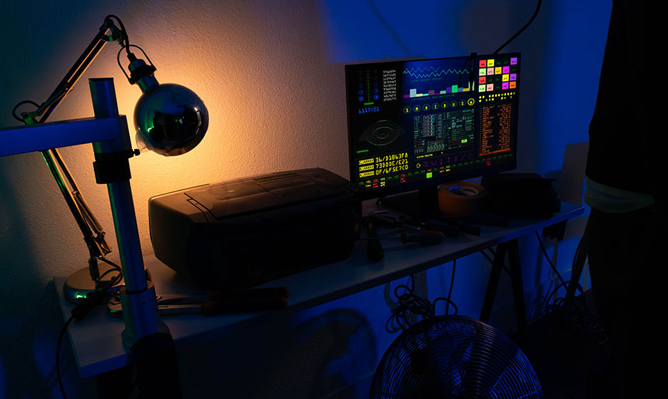 Vue d’un bureau avec une lumière et un ordinateur