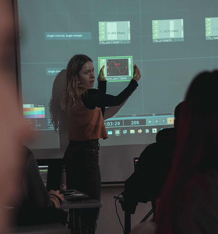 intervenante en train de présenter l’utilisation d’un logiciel aux étudiants