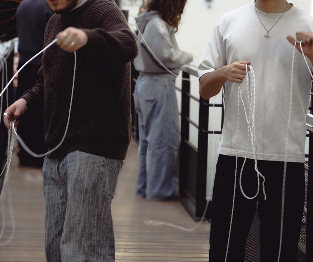 deux étudiants en train de mettre en place une installation avec des fils