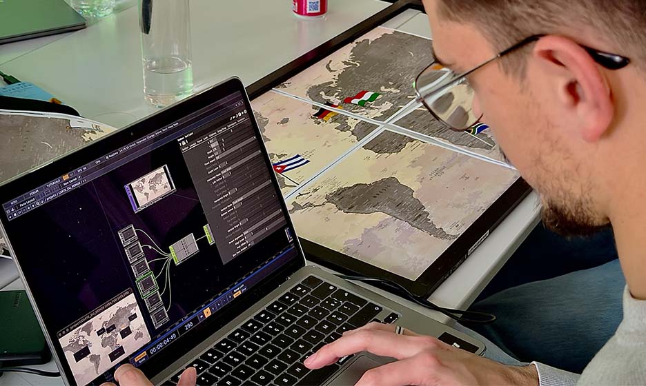 vue d’un étudiant en train de travailler sur son ordinateur