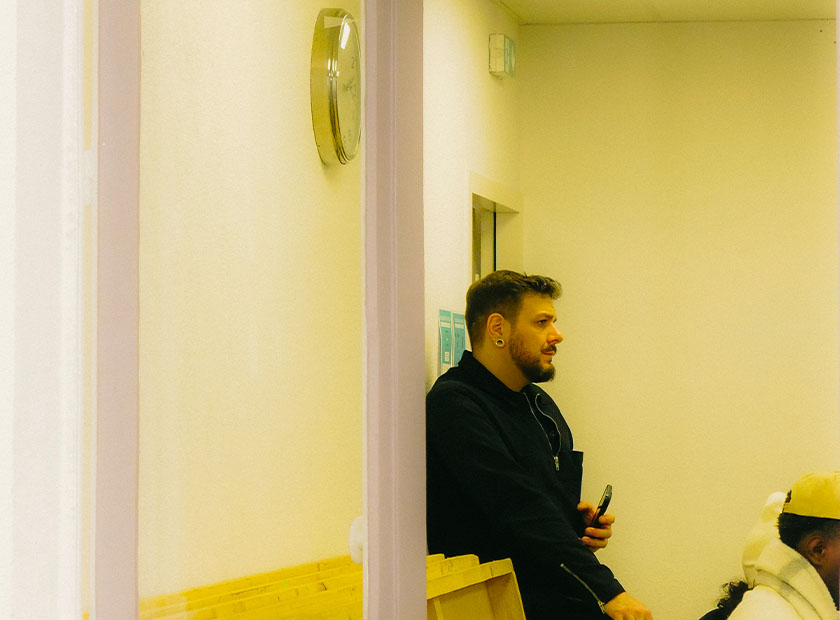 Vue d’un intervenant debout dans une salle de l’ESD.