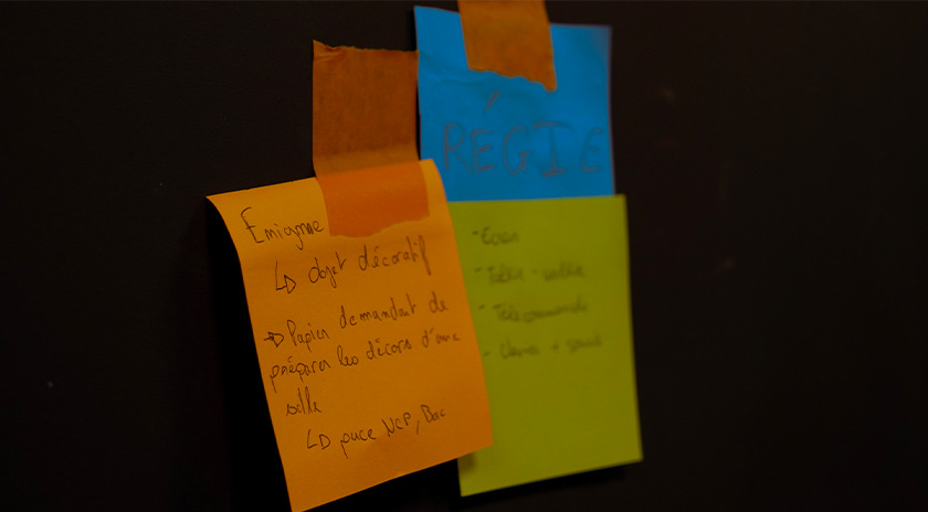 Vue sur trois post-it de deux couleurs différentes.