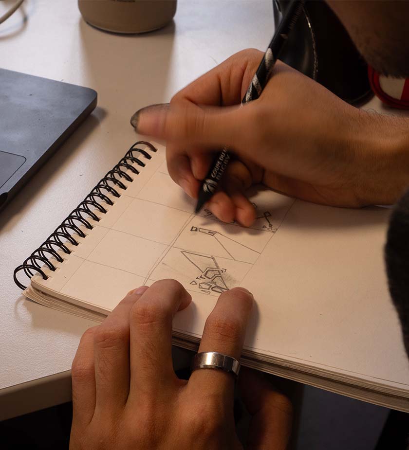 main d’étudiant en train de dessiner