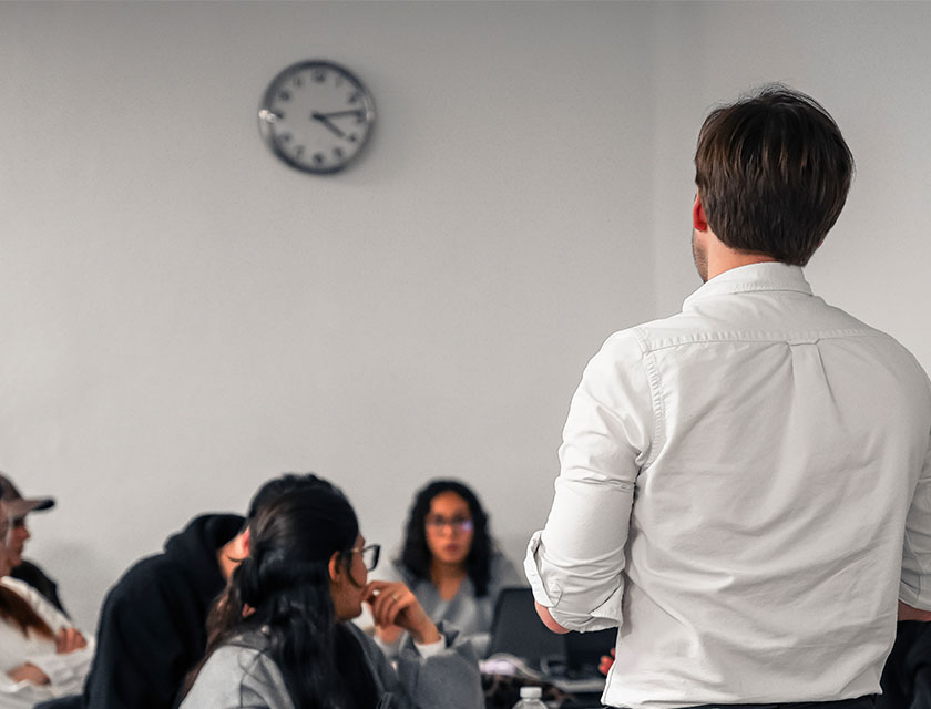 vue de dos de l’intervenant face à la classe