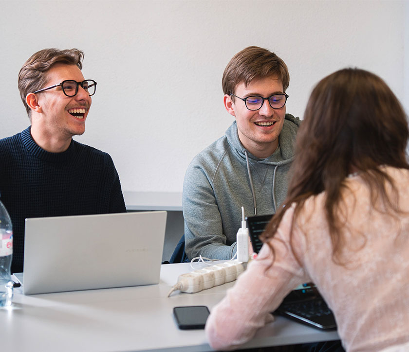 2 étudiants en train de rigoler