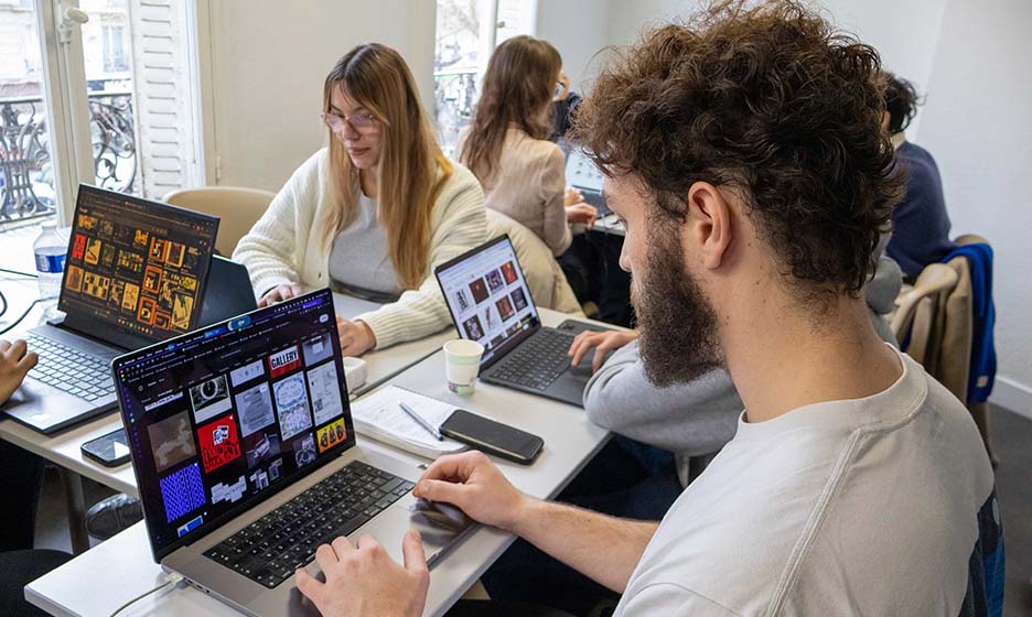 étudiant qui recherche de l’inspiration sur son ordinateur