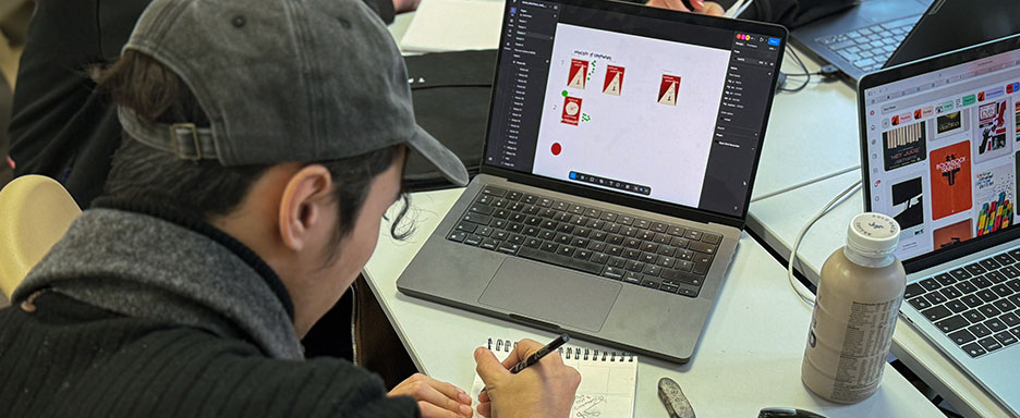 étudiant de dos en train de dessiner