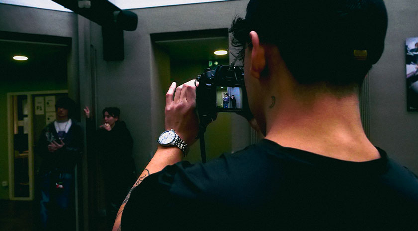 Vue de dos d’un étudiant prenant une photo