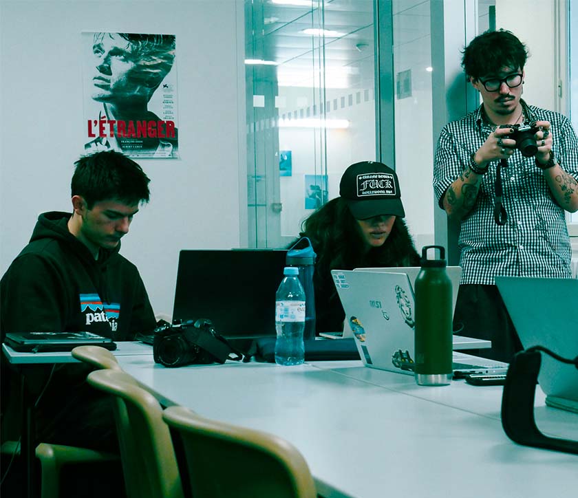 Photos d'étudiants en train de travailler sur leur ordinateur et un autre en train de regarder dans son appareil photo pour vérifier les photos qui ont été prises.