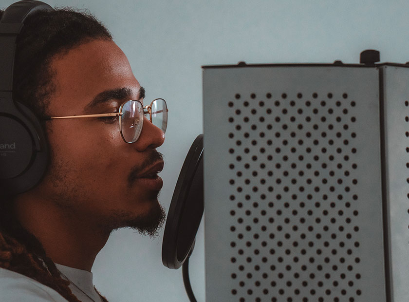 Étudiant parlant devant le micro