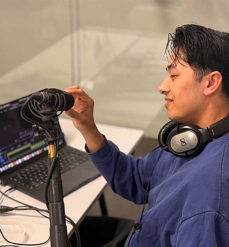 Etudiant en train de de régler son micro