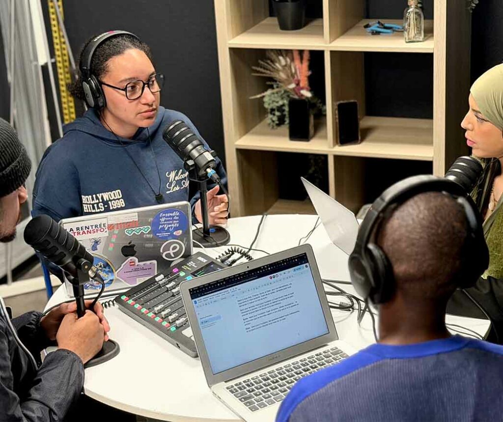Quatres étudiants en train de faire leur podcast dans le studio