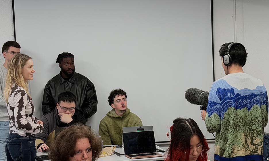 Étudiant de l’atelier podcast allant interviewer d’autres ateliers