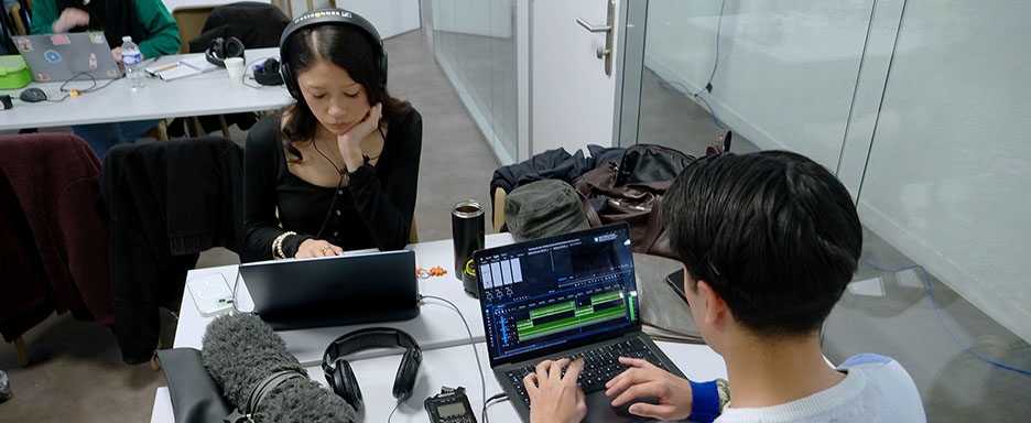 Deux étudiants concentrés en train de travailler