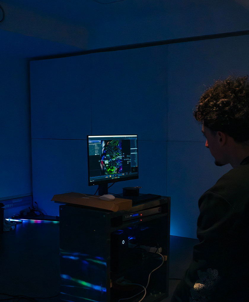 pièce éclairée par des leds avec un ordinateur au milieu de la salle